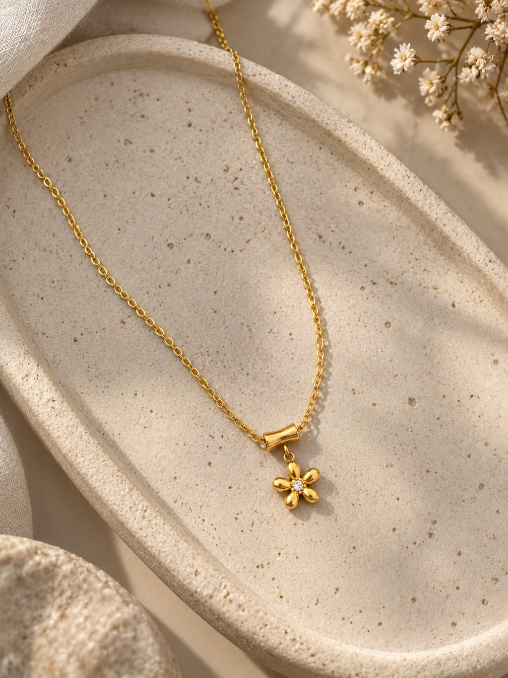 Dainty Daisy Necklace